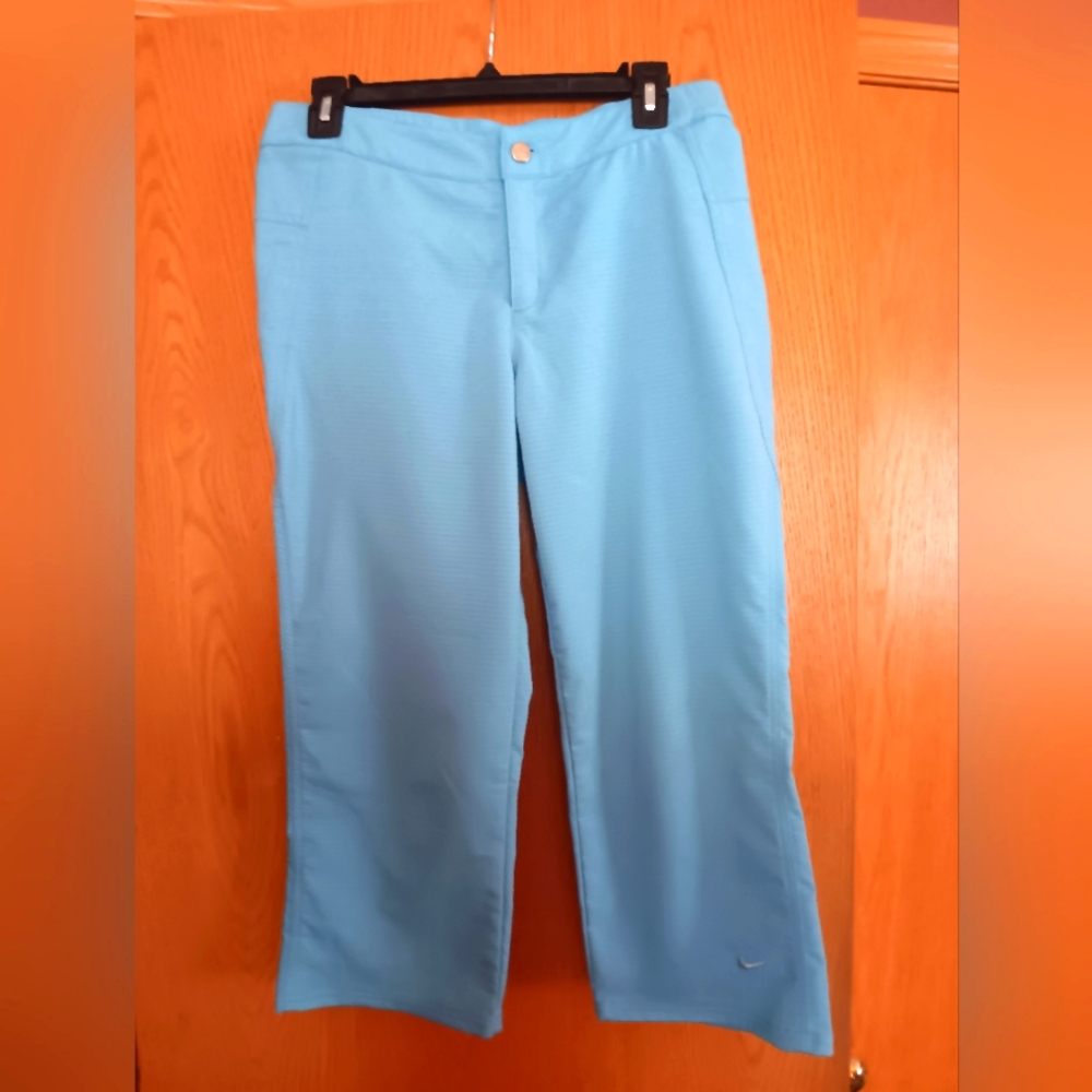 Women's size small,  Nikesphere capri pants
